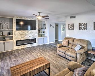 Patio and Grills Mtn-View Home in Lake Havasu City! - Lake Havasu City - Living room