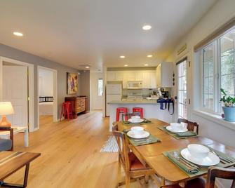 Central 4-Acre Cottage w/ Deck: Walk to Bay! - Bainbridge Island - Comedor