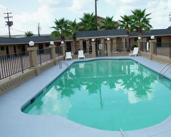 Budget Inn - Monroe - Piscina