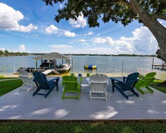 Newer Home on Lake June with Beach, Dock, Screened Patio and Hot Tub! - Lake Placid - Terasa