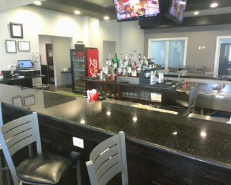 HomeTowne Studios by Red Roof Leesburg - Leesburg - Bar