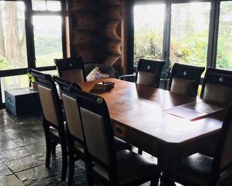 Large, genuine, Log House. 857 Church Rd. Kaitaia - Kaitaia - Jídelna