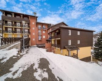 Petit ours I N 83 - 2P5D - Allos - Bâtiment