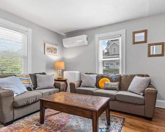 Milton Retreat, 5 min to Boston ,major highways . Safe family neighborhood . - Milton - Living room
