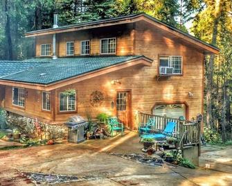 A Lovely Cabin House At Way Woods Retreat With Outdoor Hot Tub! - By Sacred Hub Mgmt - Foresthill - Building