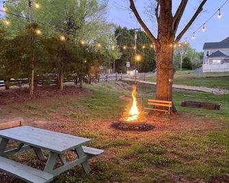 New! Carolina Frost Cabin in Downtown Mocksville - Mocksville - Patio