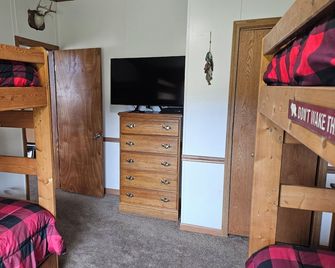 Quiet 3bed 2bath house. Large parking area. Great location. quiet neighborhood - Бемінджі