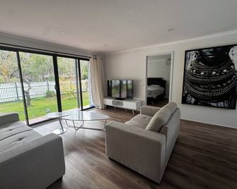 3 Bedrooms, Steps to the Shore - Rye - Obývací pokoj