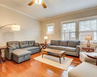 Charming Decatur Oakhurst Bungalow with Patio! - Decatur - Living room