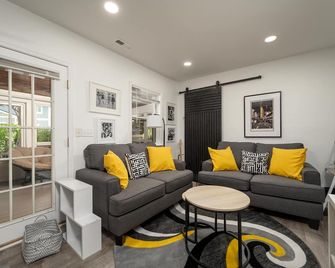 Adorable Cottage 'In-Town' Rehoboth Beach -510b Rehoboth Ave. - Rehoboth Beach - Living room