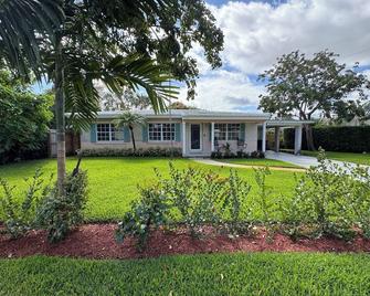 814 SE 14th Ct | 2 Bed, 2 Bath - Fort Lauderdale - Edificio