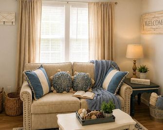 Blueberry Suite / Small-Town Charm & Comfort - McRae - Sala de estar