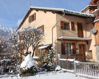 Chez Leone, Atmospheric original stone chalet in Meribel - Les Allues - Toà nhà