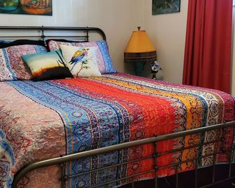 Mountain skiing hiking, hunting 2 B&B, stocked kitchen, 3TVs, front & back deck - Cloudcroft - Bedroom