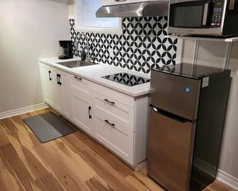 Cozy apartment in Ahuntsic with Free Parking and near metro station - Montreal - Kitchen