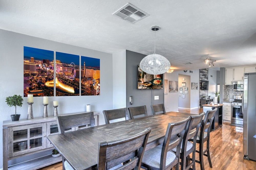 Fresh & Fun! Vegas 4BR w Heated Pool, Dog Friendly - Las Vegas - Dining room
