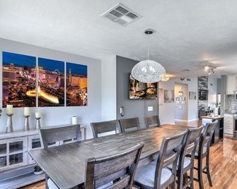 Fresh & Fun! Vegas 4BR w Heated Pool, Dog Friendly - Las Vegas - Comedor