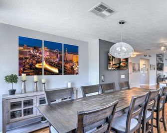 Fresh & Fun! Vegas 4BR w Heated Pool, Dog Friendly - Las Vegas - Dining room