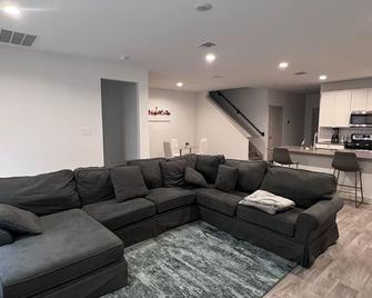 Experience luxury and comfort in Rosharon: A modern 2-story House - Rosharon - Living room