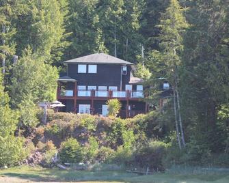 King Cove - private ocean room, hot tub access - Ucluelet