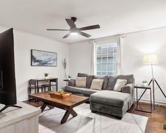 3 Br Fully Fenced Park Hill Home - North Little Rock - Living room