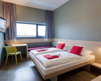 Meininger Hotel Berlin Airport - Berlín - Habitación