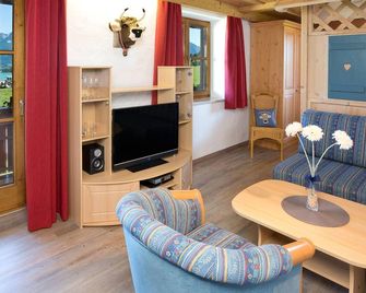 Salenberghof Ferienwohnung Panorama - Rieden am Forggensee - Wohnzimmer