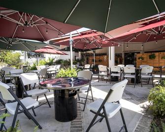 Cottonwood Suites Savannah Hotel & Conference Center - Savannah - Property amenity