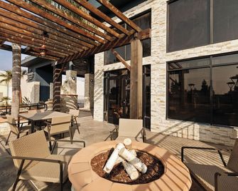 Country Inn & Suites by Radisson Bakersfield, CA - Bakersfield - Patio