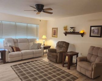 Charming 2-bedroom House with WiFi and AZ Room in Fabulous Sun City - Sun City - Living room