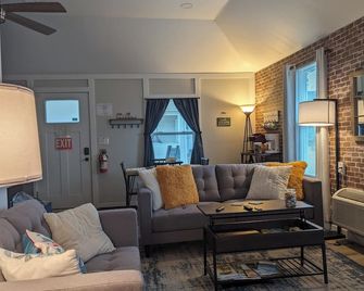 Relaxing 2 bedroom cottage w/ hot tub and air hockey/ping pong table - Buckeye Lake - Living room