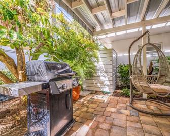 Tropical Coquina Cove Studio #2 Heated POOL and a 5 Min walk to Beach - Belleair Bluffs