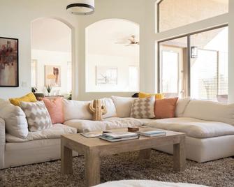 Golf Course Retreat, 4-bedroom house in Maricopa located on the Duke - Maricopa - Sala de estar