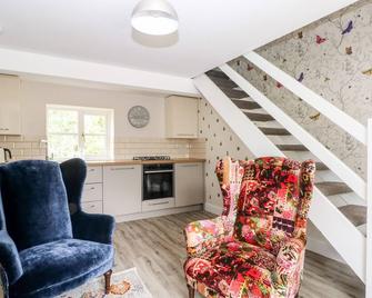 3 Higher Lane - Macclesfield - Living room