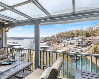 Posh Penthouse-Top Floor, Waterfront, Pools, & Pickleball! - Four Seasons - Balcony