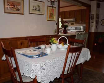 Red Cardinal Bed and Breakfast - Carlisle - Dining room