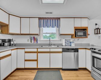 Oyster Cottage In Historic Fishing Village 2 Bedroom Cottage - Cape Charles - Kitchen