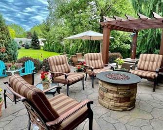 Private 2400 sq ft house. Hot Tub, Pool, Bar - Oswego - Binnenhof