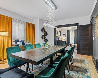 2 King Beds and 2 Full Bath- Walk to Westport! - Kansas City - Comedor