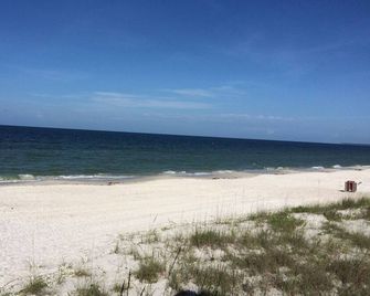 Furnished Beach House walking distance to the Beach. Lots of room for a boat. - Mexico Beach - Playa