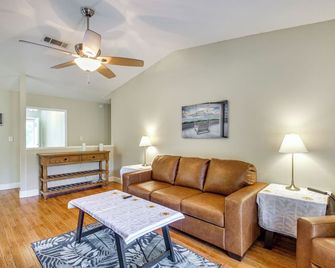 Shop, Dine & Visit Uwf: Pensacola Home w/ Yard! - Pensacola - Living room