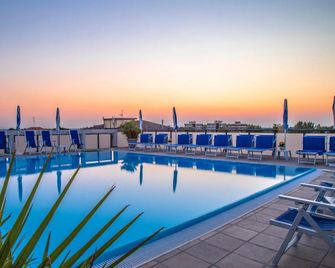 Renzo Hotel - Cesenatico - Piscina