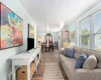 Pet Friendly 3 Bed house close to everything! - Manistee - Living room