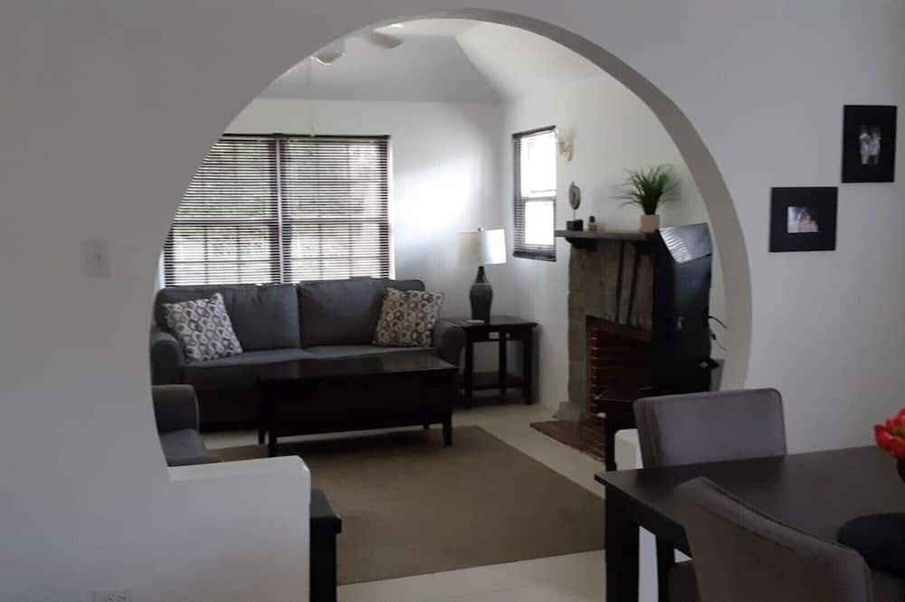 Cozy stand alone cottage with Bermuda Character - Saint George's - Sala de estar
