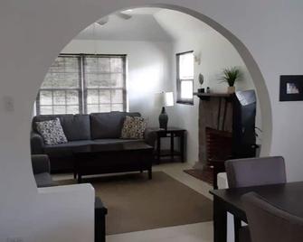 Cozy stand alone cottage with Bermuda Character - Saint George's - Sala de estar