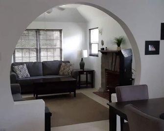 Cozy stand alone cottage with Bermuda Character - Saint George's - Sala de estar