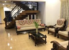 4000 sq ft spacious lexuary house - Kottayam - Living room
