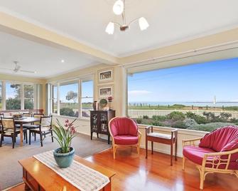 Waterfront Quiet Stay off Geelong & Avalon Airport - North Geelong - Living room