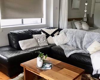 Studio 53 Escarpment Views - Bulli - Living room