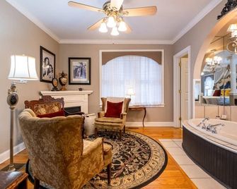 The Empress of Little Rock - ליטל רוק - סלון